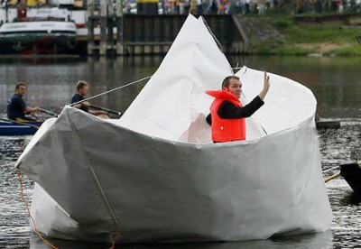 Гигантский оригами корабль