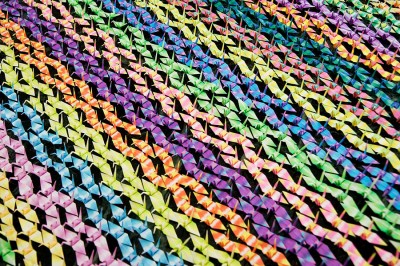 Тысячи разноцветных журавлей