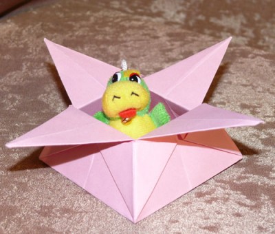 коробочка с игрушкой