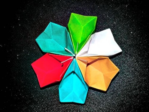 Бумажный цветочек своими руками из объемных лепесточков Бумажный цветочек своими руками из объемных лепесточков